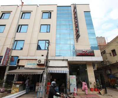 https://imgcld.yatra.com/ytimages/image/upload/t_hotel_yatra_city_desktop/v1406898811/Domestic Hotels/Hotels_New Delhi/Metro Plaza Guest House/Overview.jpg